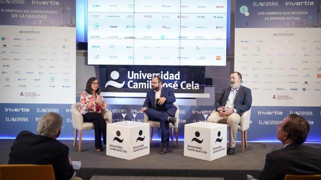 Esther Cobo, jefa del Área de Control de Medicamentos de la AEMPS; Eduardo Ortega, redactor jefe de EL ESPAÑOL-Invertia; y Antonio Blanes, director de Servicios Farmacéuticos del Consejo General de Colegios Farmacéuticos.