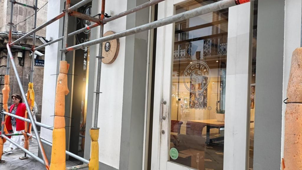 El Caffè Vecchio permanece cerrado y empiezan a vaciar su interior.