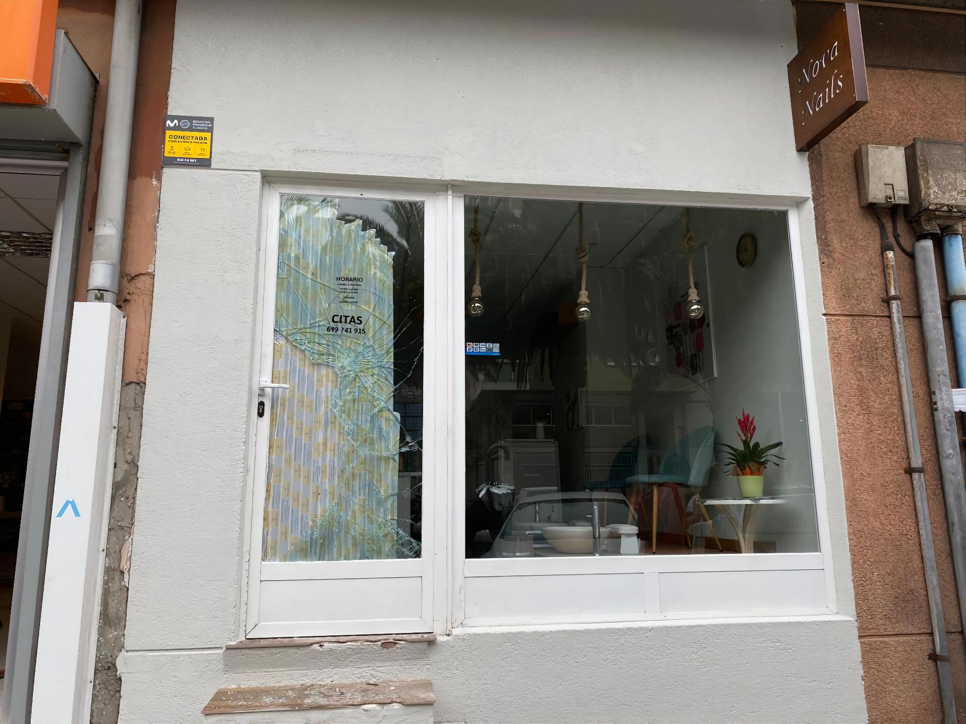La puerta de Nova Nails después del atraco