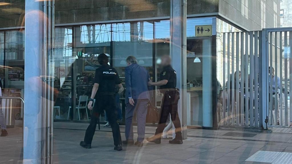 Momento en el que la Policía Nacional se lleva detenido al hombre.