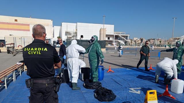 La Guardia Civil realiza un simulacro con alumnos en el Puerto de Alicante.