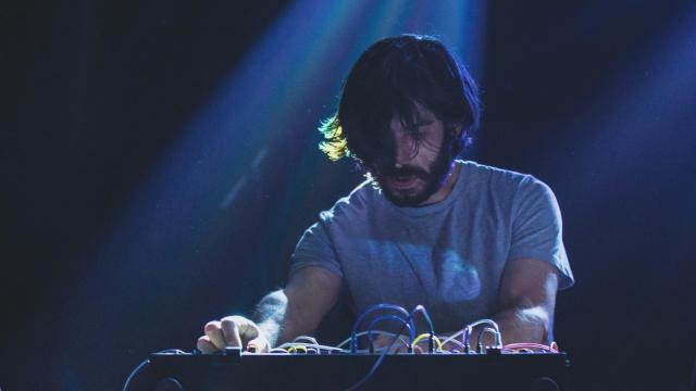 El artista Alex Silva, en el cartel de la séptima edición del festival.