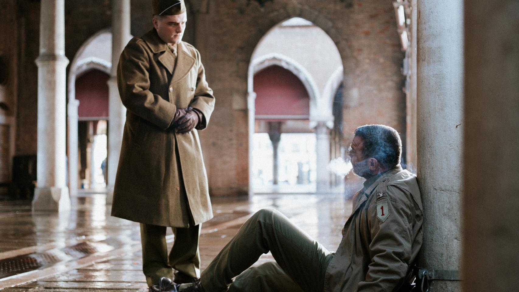 Josh Hutcherson y Liev Schreiber, en 'Al otro lado del río y entre los árboles'