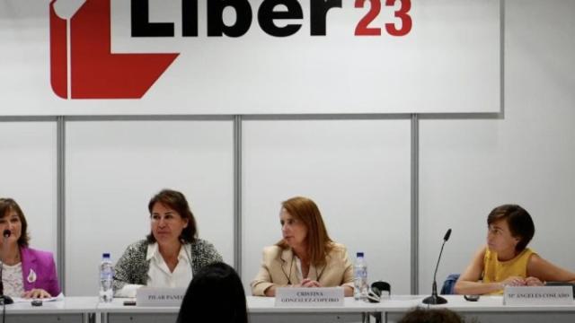 La presidenta de la UNE María Ángeles Cabrera, la directora de ANECA Pilar Paneque, la directora de información científica de la FECYT Cristina González-Copeiro y la técnico responsable del proceso de evaluación de revistas científicas de la FECYT María Ángeles Coslado, en la presentación del nuevo portal de UNE en Liber