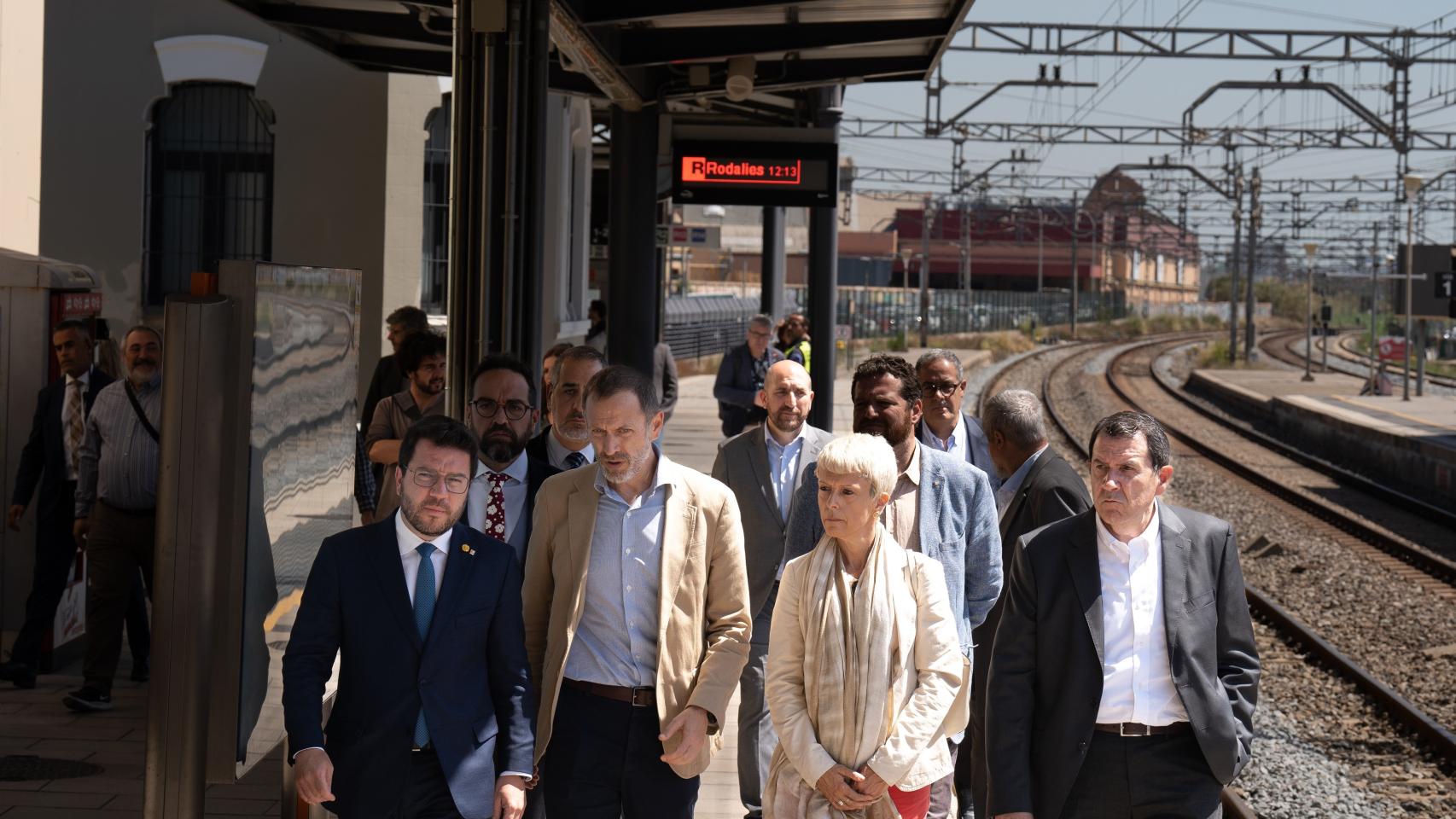 El presidente de la Generalitat, Pere Aragonès; el conseller de Territorio, Juli Fernàndez; el director general de Conservación y Mantenimiento de Adif, Àngel Contreras, y la directora de Rodalies, Mayte Castillo.