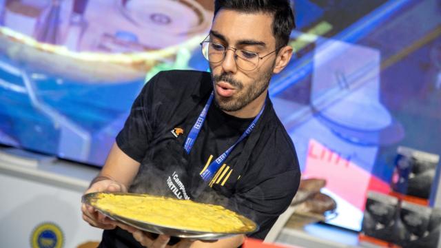 Alejandro Oliveira, de La Falda, preparando su tortilla premiada.