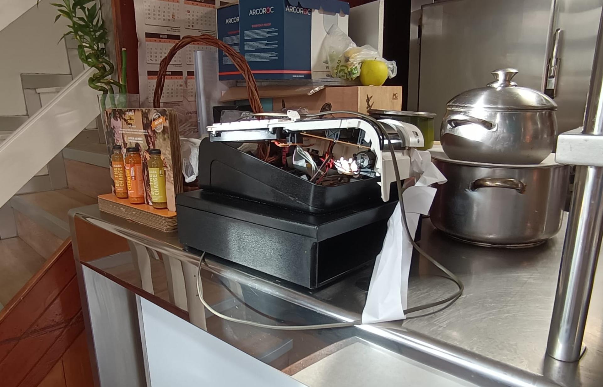 Caja registradora destrozada (Foto: Quincemil)