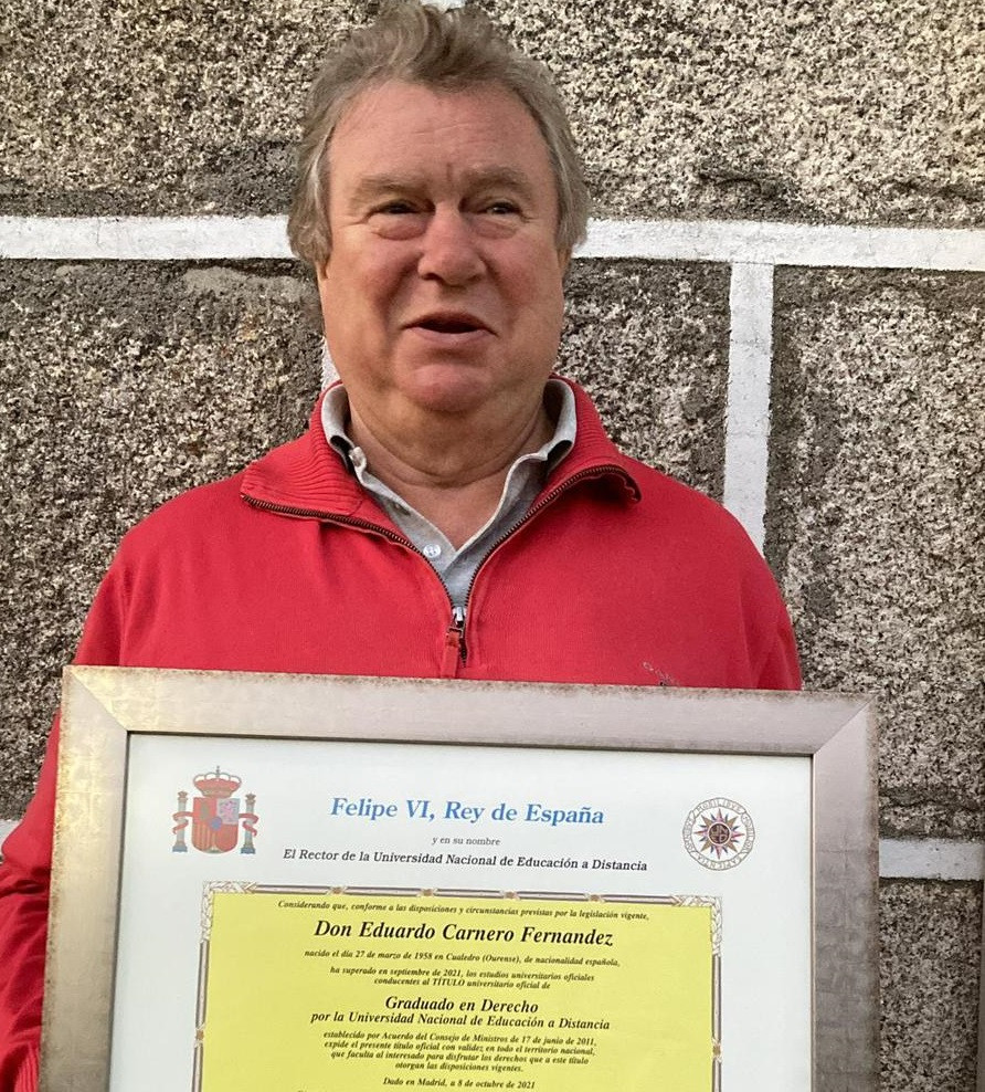 Eduardo sostiene su título, orgulloso.