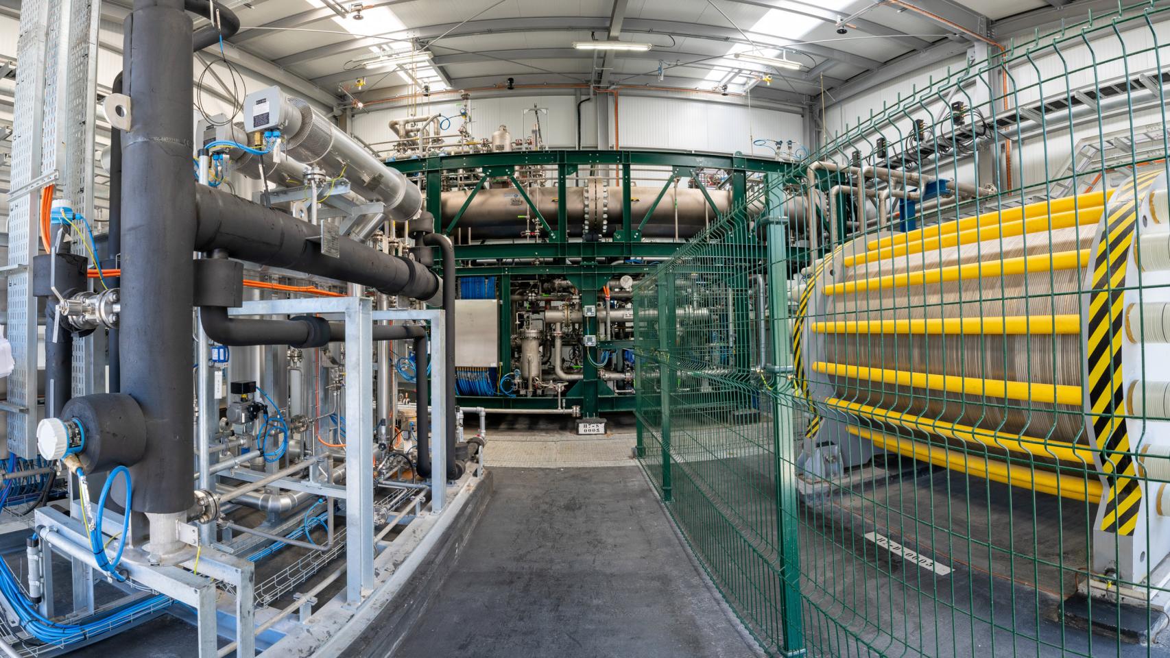 Interior del electrolizador de Repsol en el complejo industrial de Petronor.