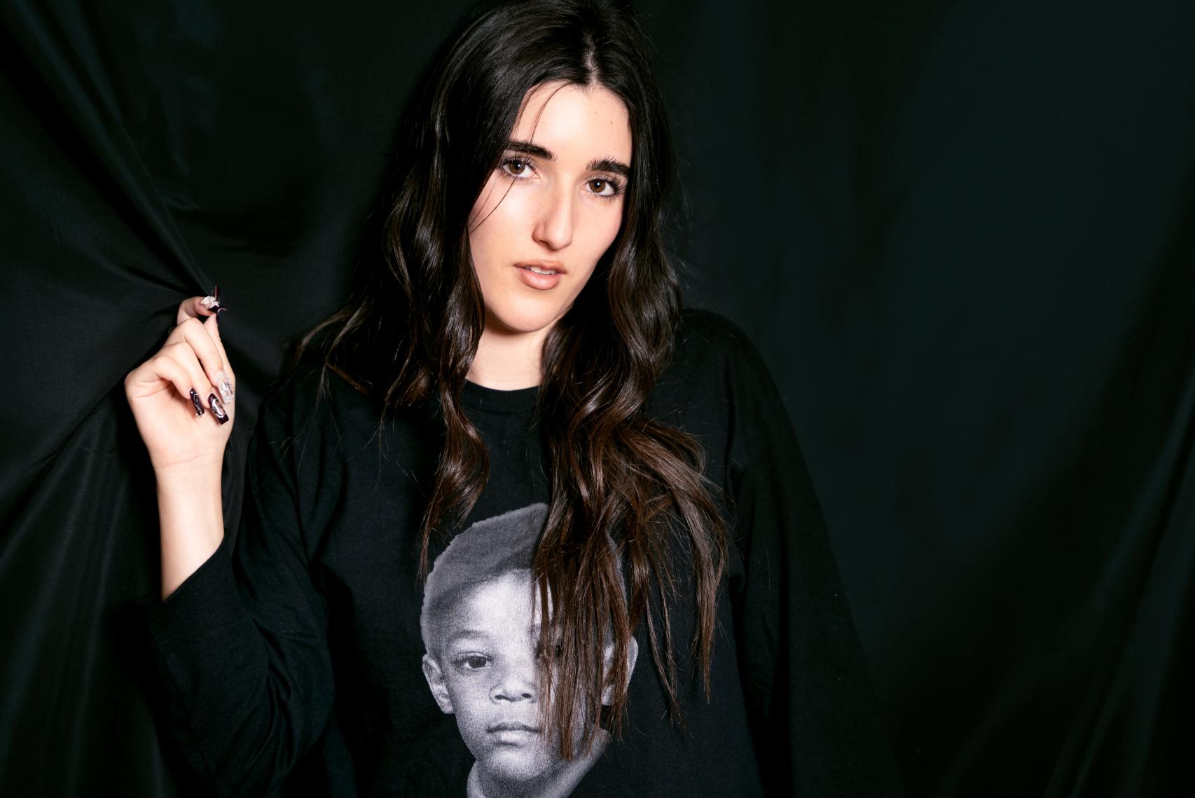 Judeline durante la entrevista con Magas.