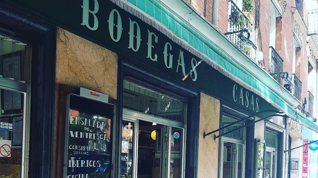 Exterior del bar Bodegas Casas.