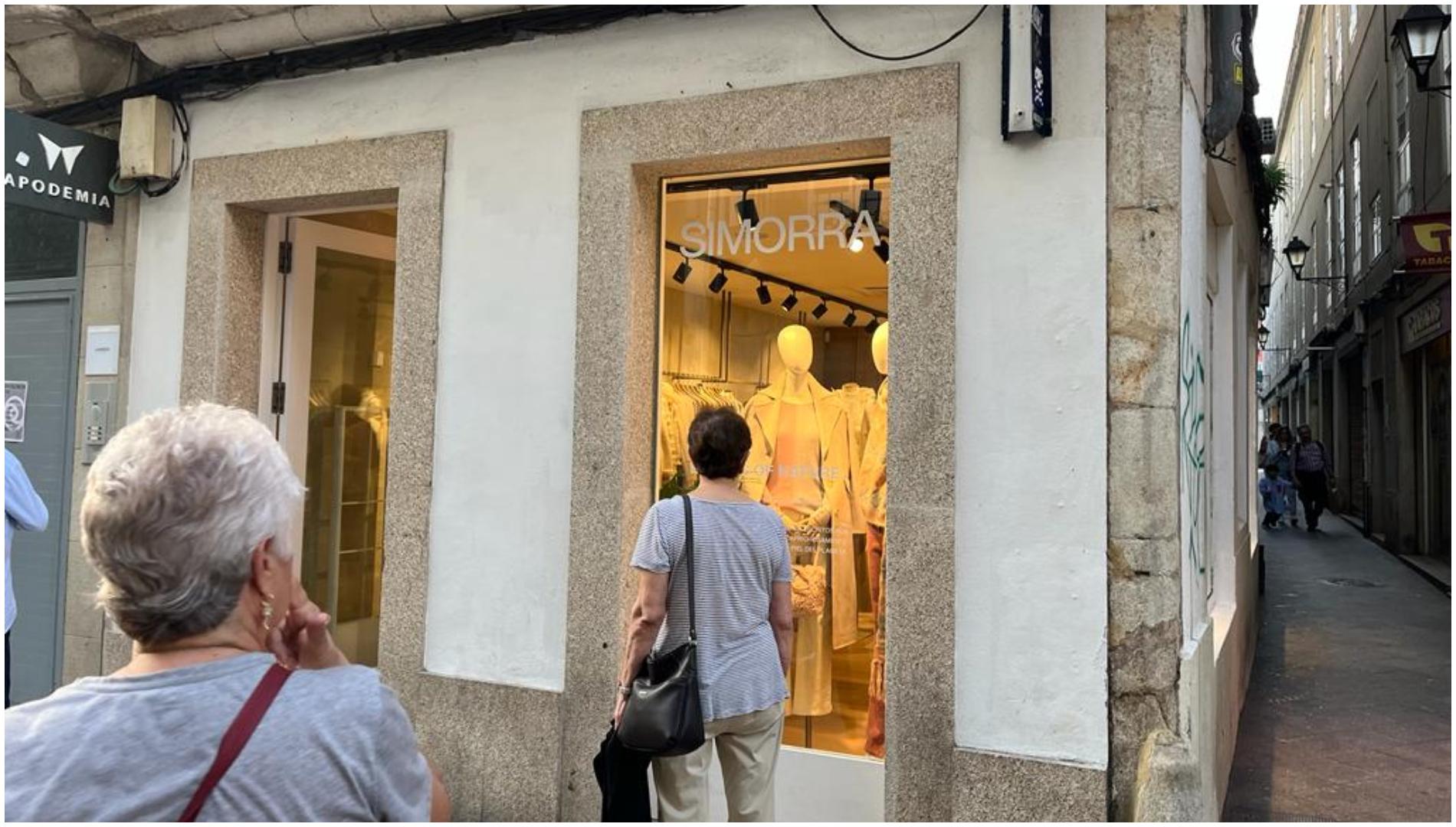 Dos mujeres observan el escaparate de una tienda de A Coruña