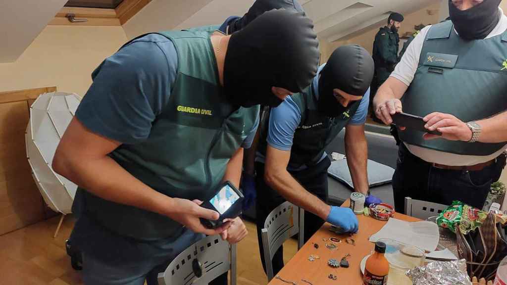 Momento en el que los agentes registran la vivienda.