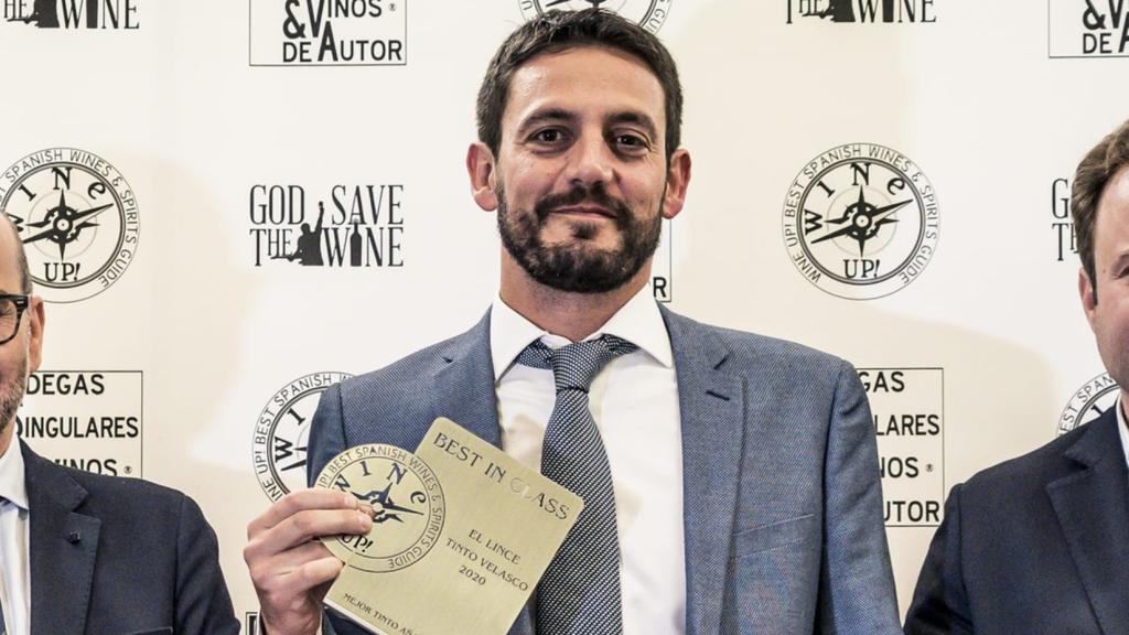 Federico Lucendo, recibiendo el premio Guía Wine Up! 2023.