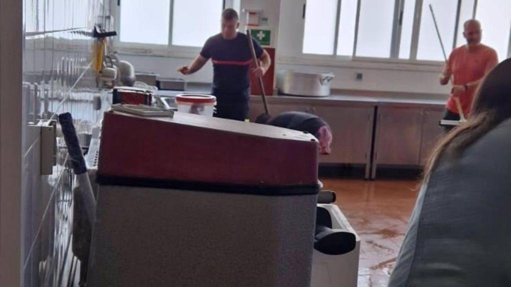 Inundación en el colegio Mosteirón de Sada