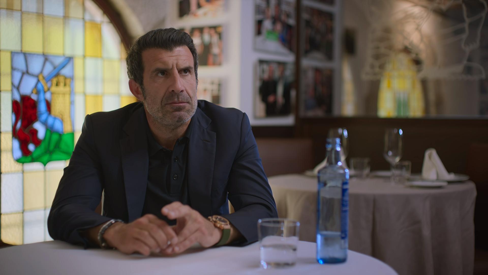 Figo, con una botella de Cabreiroá