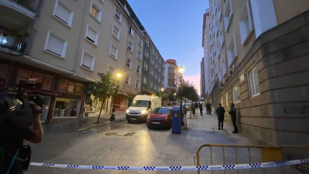 Agentes de la Policía Nacional ante el edificio donde ocurrió el incendio en Vigo.
