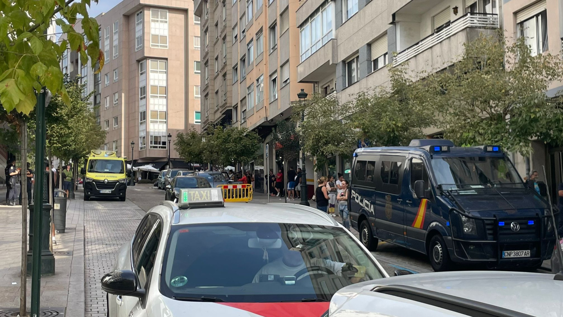 La calle Barcelona con policía y familiares de heridos y víctimas. Foto: Treintayseis