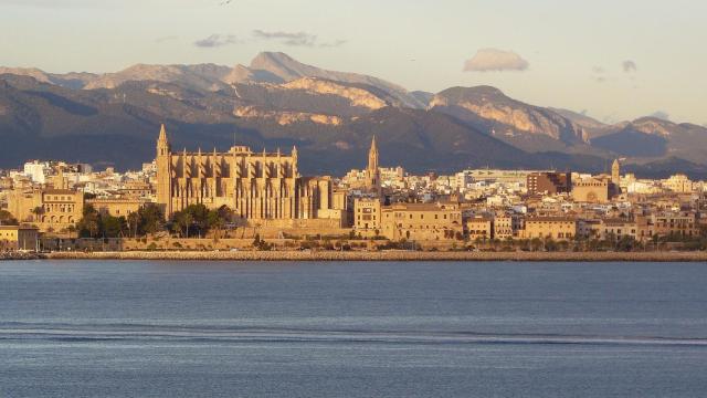 Vista de la bahía de Palma de Mallorca, con su catedral al fondo.