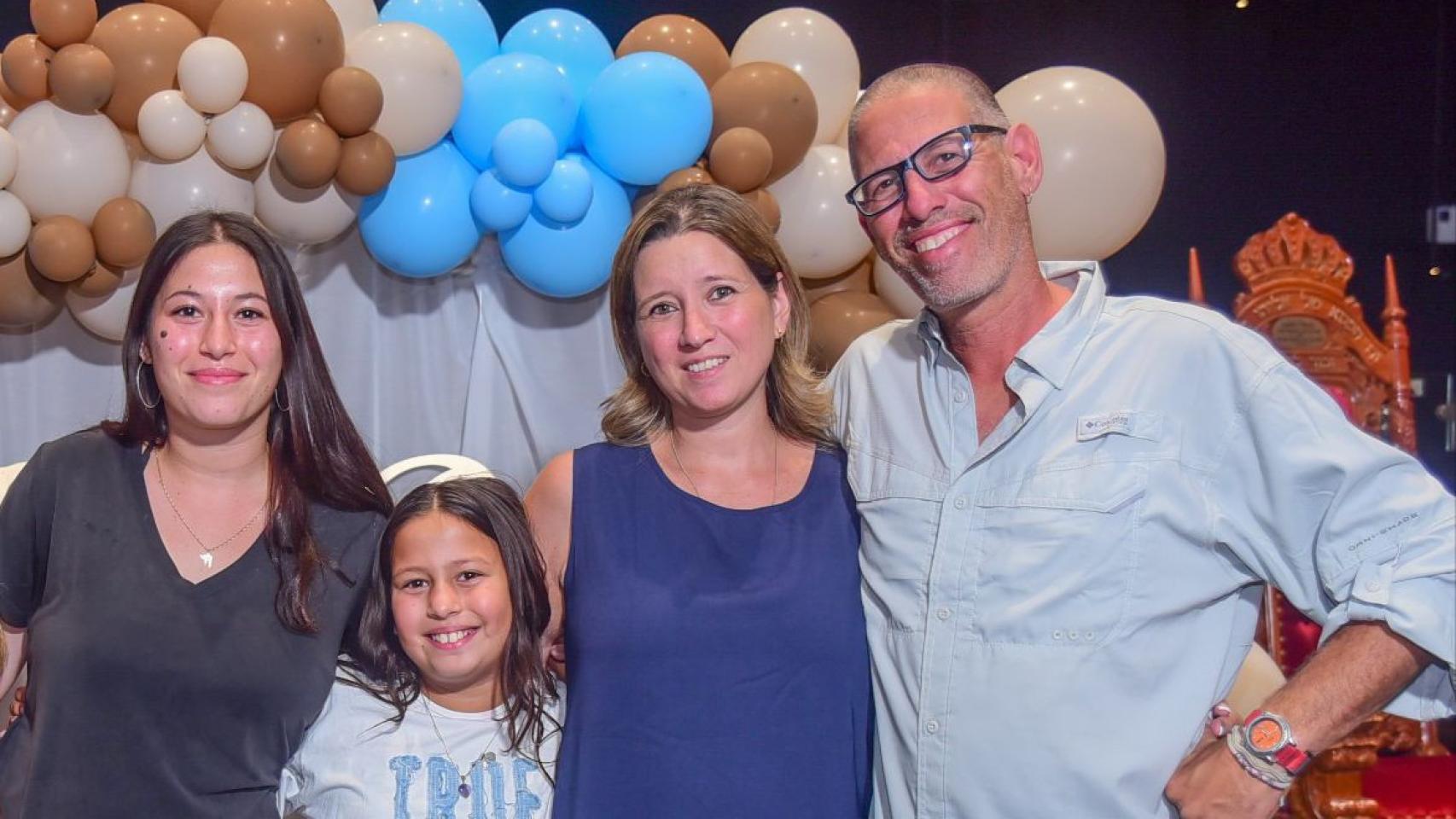 Romina con sus sobrinas, Mika y Yuval, y su cuñado Ronen, los tres desaparecidos.