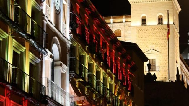 Fachada de la Delegación de Gobierno en Toledo con los colores de la bandera nacional. Foto: V. Martín.