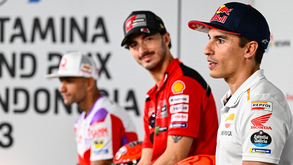 De izquierda a derecha; Jorge Martín, Pecco Bagnaia y Marc Márquez, en la rueda del prensa del GP de Indonesia.