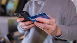 Piden cuatro años por gastar 40.000 euros de la tarjeta de su padre de acogida de acogida en Alicante