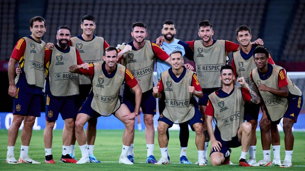 Foto de grupo de los jugadores de la Selección antes del partido contra Escocia.