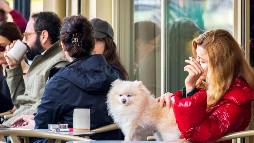 Mujer fuma en la terraza de un bar
