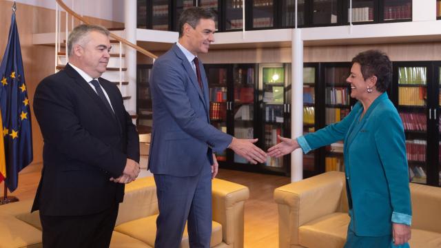 Santos Cerdán, Pedro Sánchez y Mertxe Aizpurua, este viernes en el Congreso.