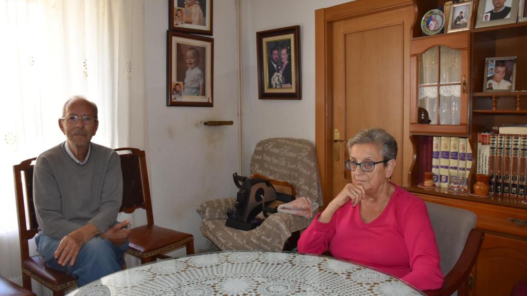 Fidencio Bezos, pariente de Jeff, y su mujer Goita posan en su casa