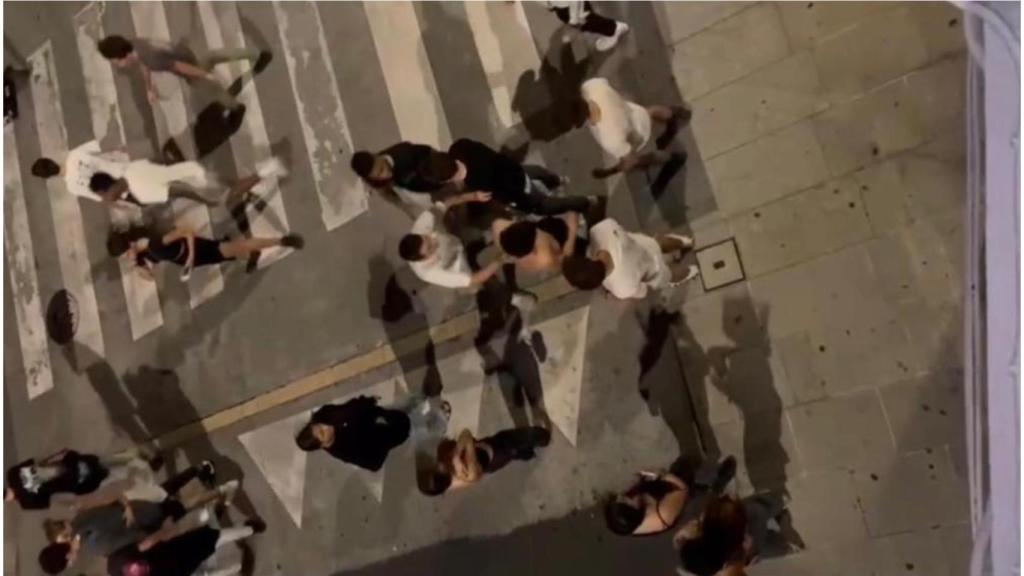 Momento de la pelea que tuvo lugar la pasada madrugada en La Marina