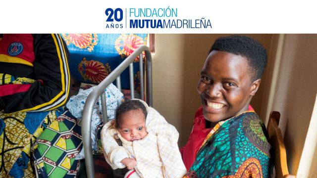 Una madre y su bebé en el centro materno-infantil gestionado por la Asociación Solidaria Universitaria (ASU) en Ndava, Burundi.