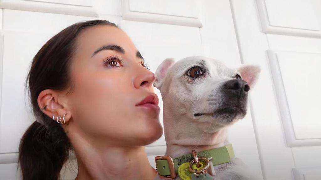 Paula Gonu contempla la catedral de Santiago de Compostela acompañada de su compañera del camino, su perra