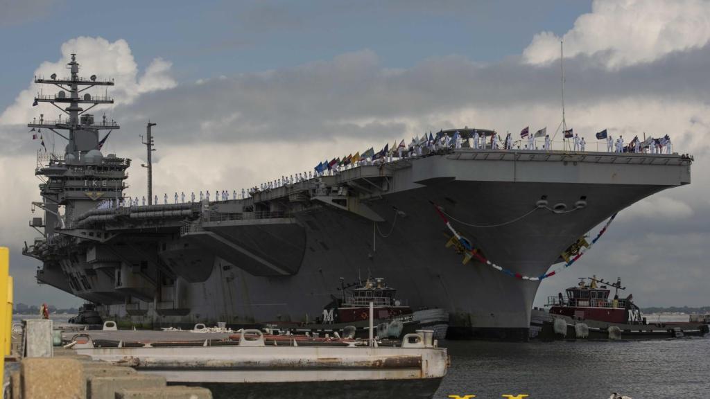 USS Dwight D. Eisenhower en su puerto base en Norfolk (Virginia)