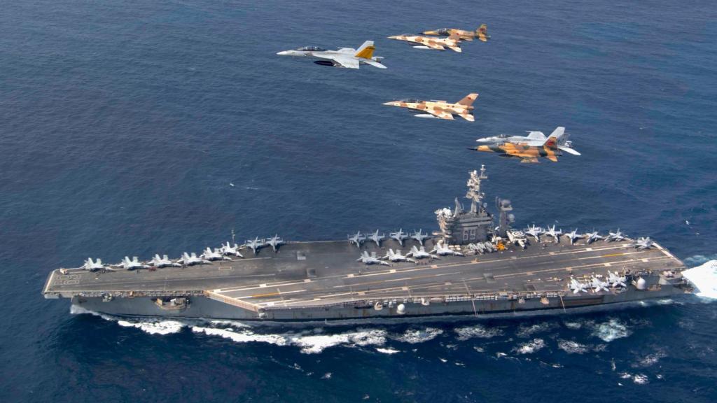 El USS Dwight D. Eisenhower atravesando el Estrecho de Gibraltar en 2021.