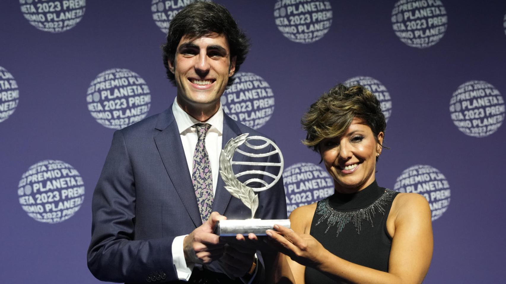 Alfonso Goizueta, finalista del Premio Planeta 2023, posa junto a la ganadora, Sonsoles Ónega. Foto: EFE/Alejandro García