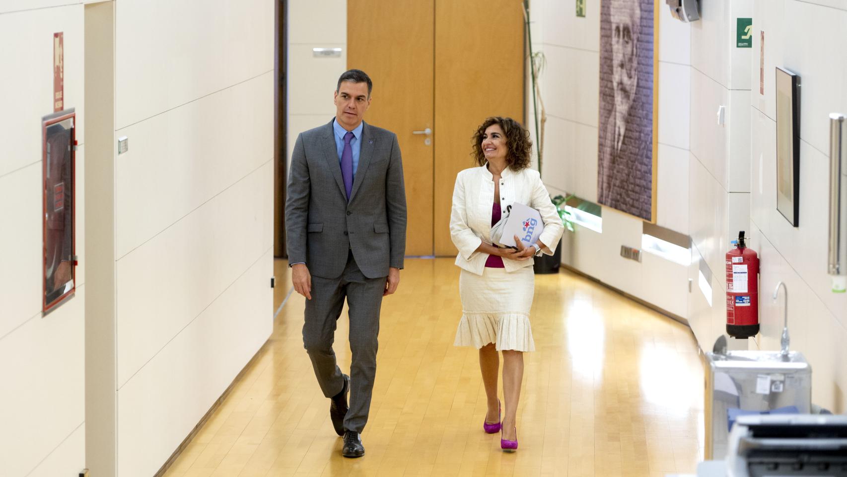 Pedro Sánchez y María Jesús Montero, presidenten del Gobierno y ministra de Hacienda y Función Pública y en funciones.