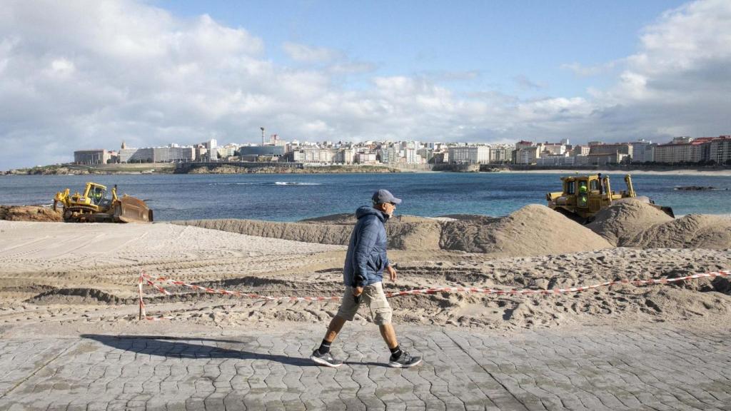 Operarios trabajan para levantar la duna en Riazor, en una foto de archivo.