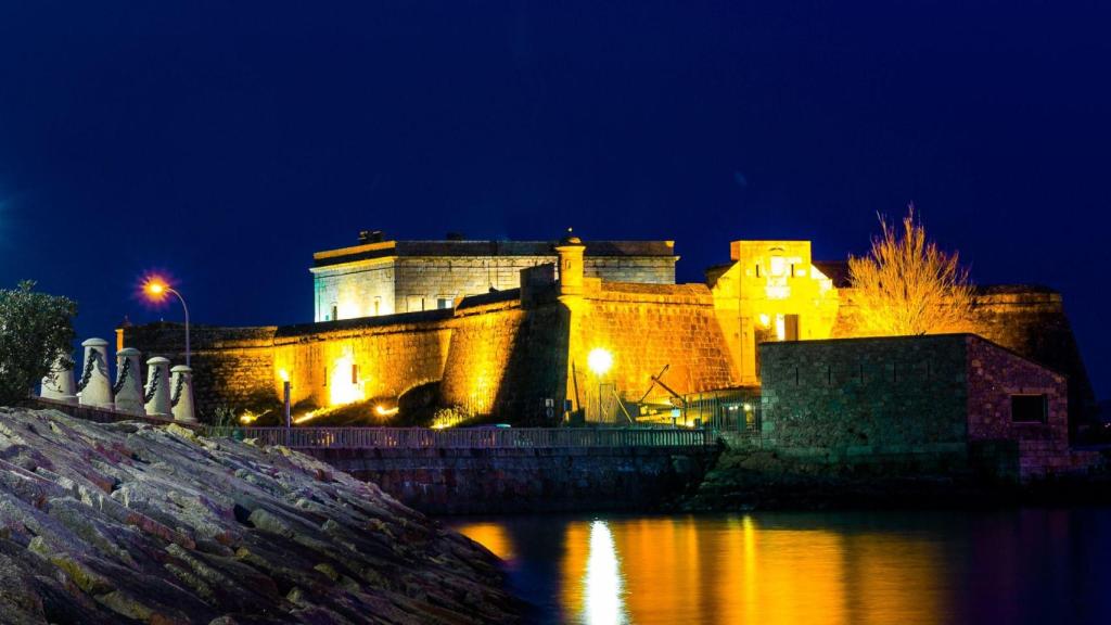 El Castillo de San Antón por la noche en una imagen de archivo.