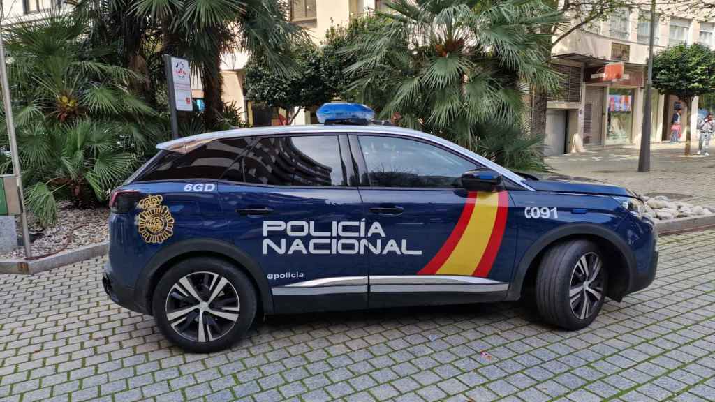 Un vehículo de la Policía Nacional en Plaza Independencia.