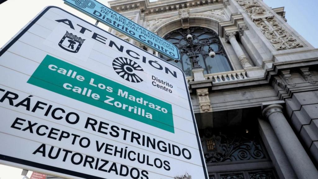 Cartel que avisa de la zona de bajas emisiones del Distrito Centro.