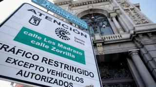Cartel que avisa de la zona de bajas emisiones del Distrito Centro.