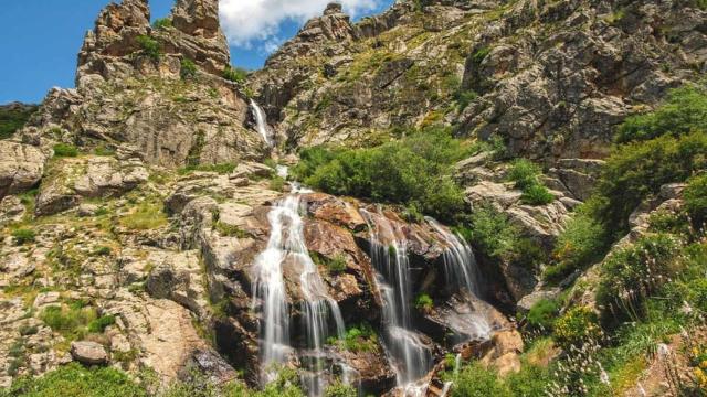 Conoce la ruta más bonita de España junto a uno de los pueblos de Madrid que está a punto de desaparecer: tiene una cascada.