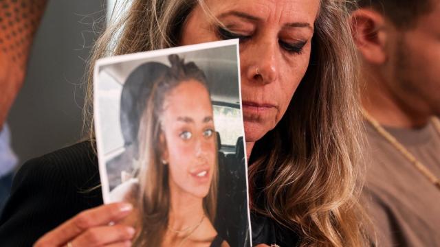La madre de Maya Schem sostiene una fotografía de su hija, secuestrada por Hamás y retenida en Gaza.