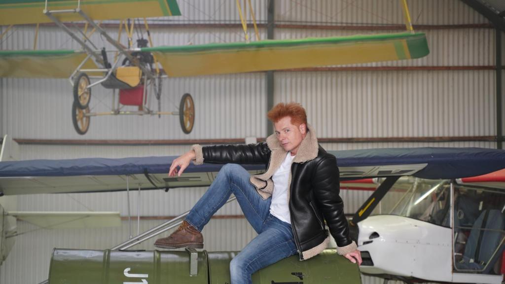Salvador Vicent en un hangar del Aeródromo de Villanueva del Pardillo