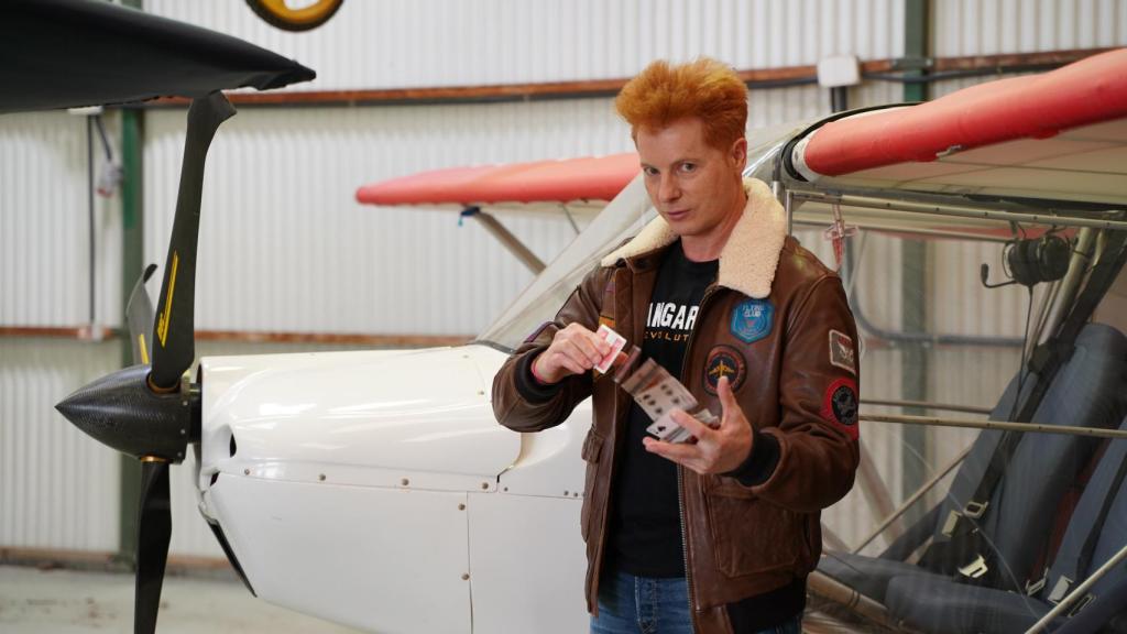 El Mago Yunke haciendo un truco en el hangar