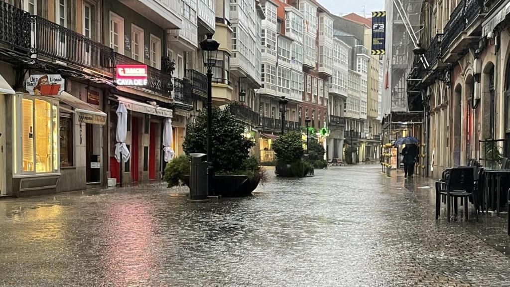 En imágenes: Temporal en A Coruña con balsas de agua y alcantarillas sueltas