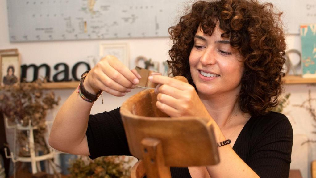 Lidia González rehabilitando una silla