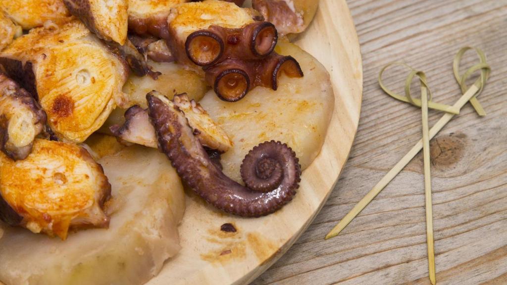 Un plato de pulpo con cachelos.